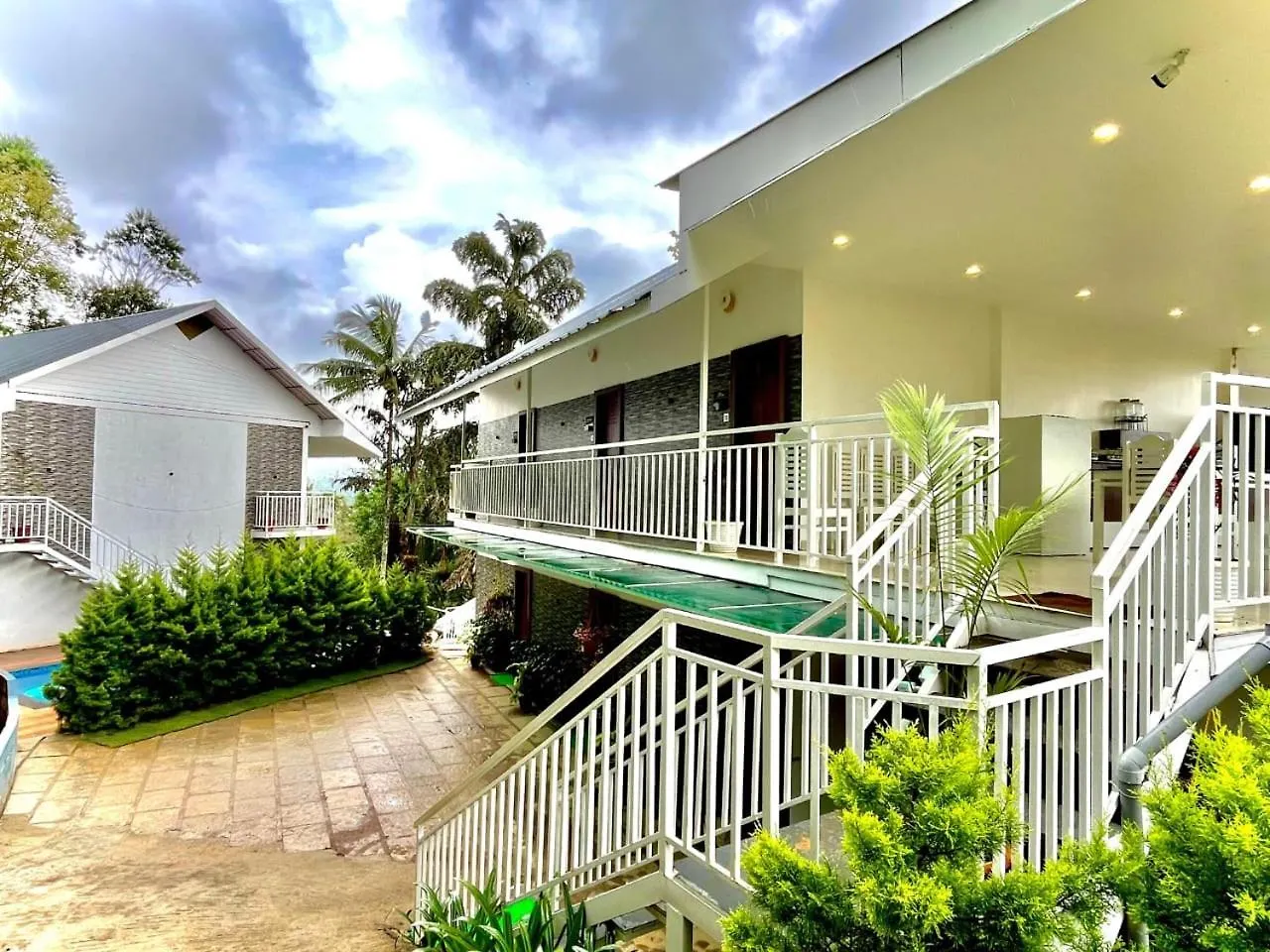 Aura Springs Resort Anachal